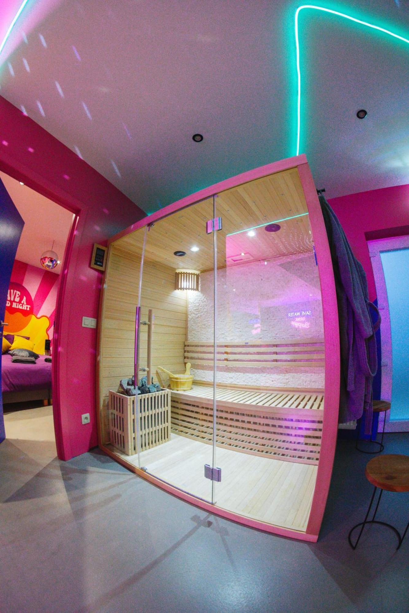 Capsule Boogie-Woogie - Jacuzzi - Sauna - Billard - Jeux - Ecran Geant - Filet Suspendu - Netflix La Louviere Ngoại thất bức ảnh