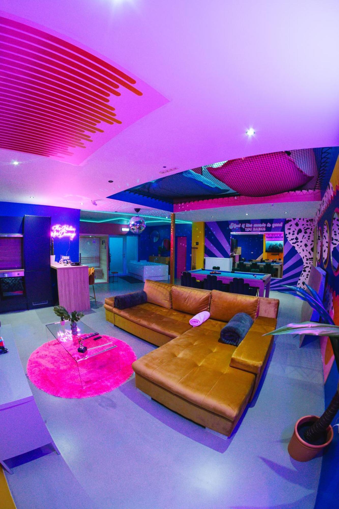 Capsule Boogie-Woogie - Jacuzzi - Sauna - Billard - Jeux - Ecran Geant - Filet Suspendu - Netflix La Louviere Ngoại thất bức ảnh