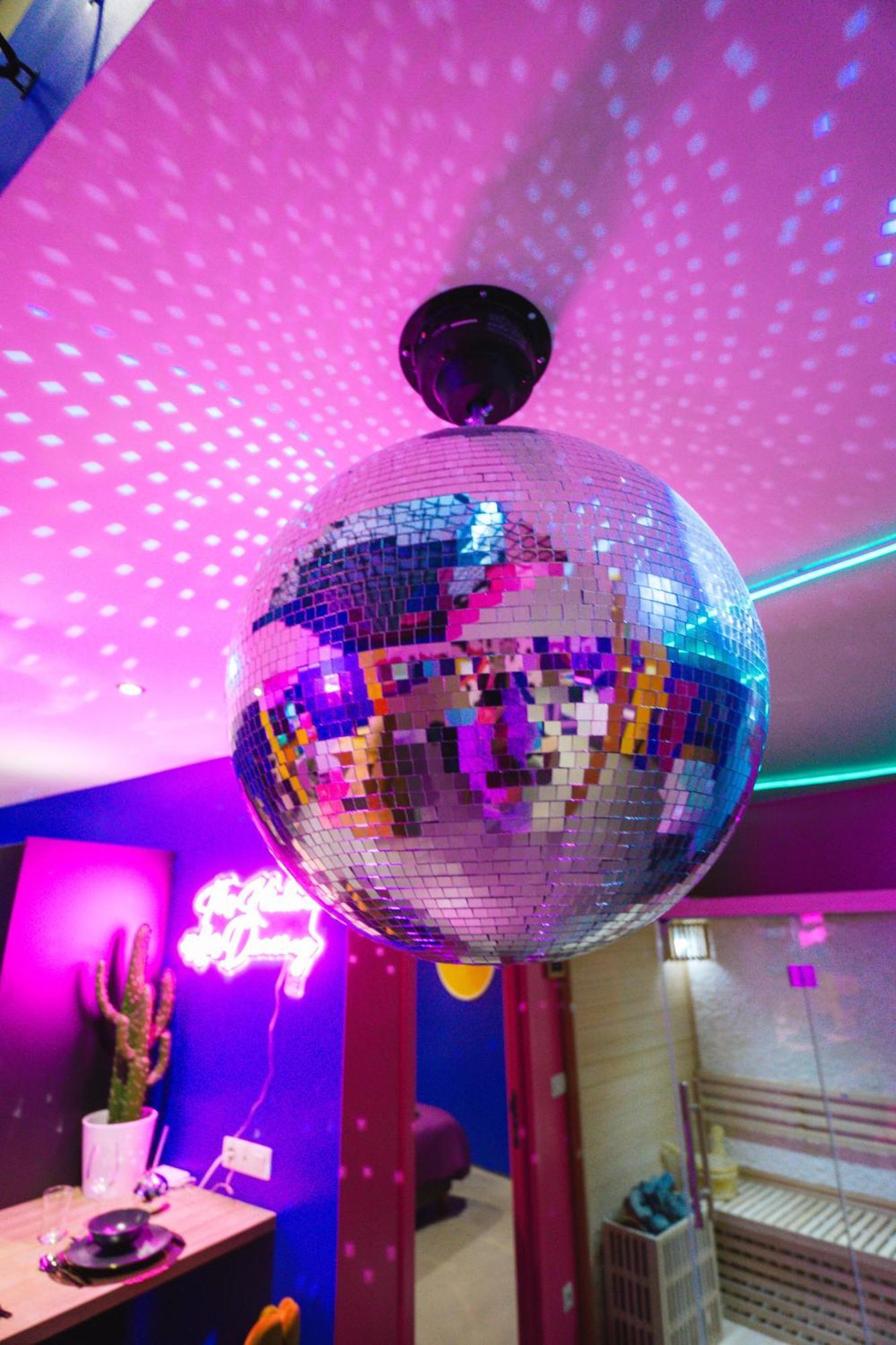 Capsule Boogie-Woogie - Jacuzzi - Sauna - Billard - Jeux - Ecran Geant - Filet Suspendu - Netflix La Louviere Ngoại thất bức ảnh